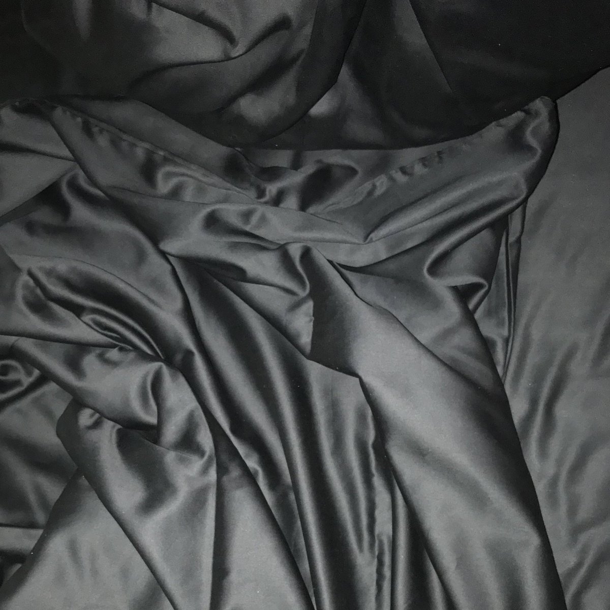 полное опустошение пронзающее внутренние органы. я могу плеваться этой желчью сколько угодно. я умею делать вид, что мне плевать, но суть всегда одна и та же. больницы, лекарства, восстановление и психологические трещины которые не замазать штукатуркой. сны днем интересней.