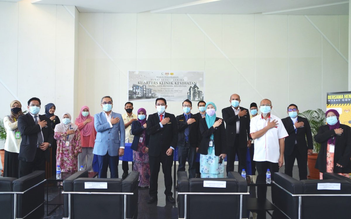 Cawangan Kerja Kesihatan JKR Malaysia (@ckk_ipjkr) on Twitter photo Penyerahan SST projek Kuarters Klinik Kesihatan Aring Gua Musang Kelantan telah disempurnakan oleh YBhg Datuk Ir Ruslan Abdul Aziz, TKPKR (Bgnn),disusuli dgn Ikrar Aku Janji Kontraktor & serahan surat pelantikan SO
<a href="/IrZulkefly/">Mohd Zulkefly S</a>
<a href="/RuslanAbdAziz/">Ir Ruslan Abdul Aziz</a>
<a href="/razgrid1/">🇲🇾 Razdwan Kasim</a>
<a href="/Ar_Azman_5167/">Ar AzmanHashim</a>
<a href="/JKRMalaysia/">JKR Malaysia</a> Penyerahan SST projek Kuarters Klinik Kesihatan Aring Gua Musang Kelantan telah disempurnakan oleh YBhg Datuk Ir Ruslan Abdul Aziz, TKPKR (Bgnn),disusuli dgn Ikrar Aku Janji Kontraktor & serahan surat pelantikan SO
<a href="/IrZulkefly/">Mohd Zulkefly S</a>
<a href="/RuslanAbdAziz/">Ir Ruslan Abdul Aziz</a>
<a href="/razgrid1/">🇲🇾 Razdwan Kasim</a>
<a href="/Ar_Azman_5167/">Ar AzmanHashim</a>
<a href="/JKRMalaysia/">JKR Malaysia</a>
