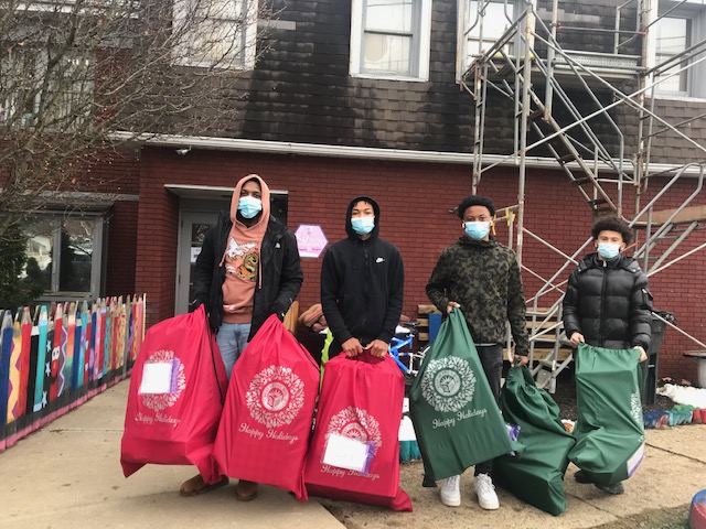 wesleyfspa's tweet photo. A big THANK YOU to the @BestoftheBatch @CharlieBatch16 for helping the kids and families we serve have a joyous and bright Christmas! Our staff and Batch volunteers delivered gifts yesterday to our families who live in and around the #Munhall area. #Pittsburgh #PGH #Blessed https://t.co/hvymNfAfcZ