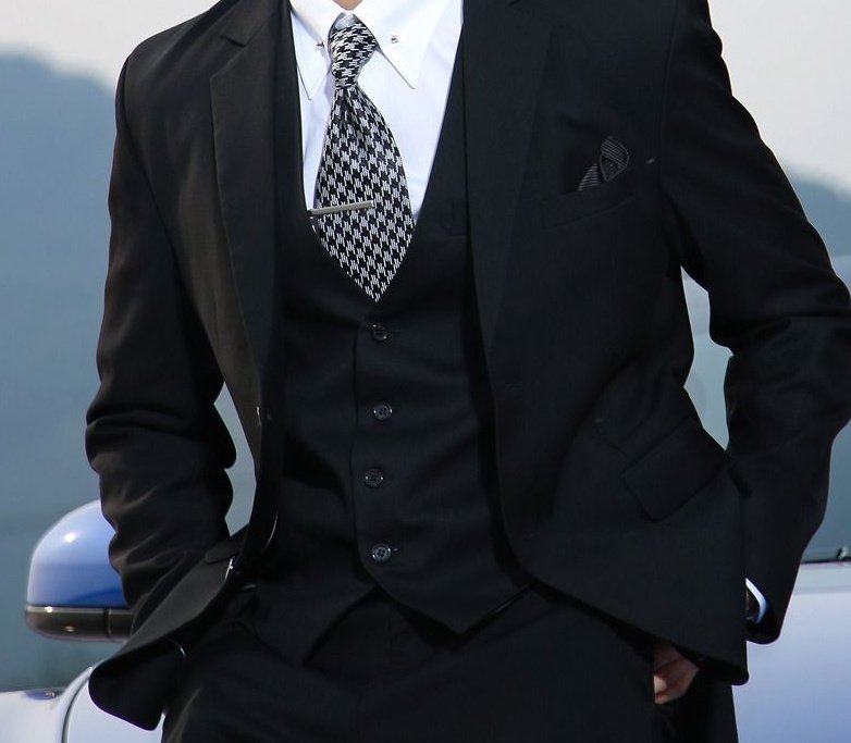 “who in kpop?” but it's actually Rowoon from SF9; a thread