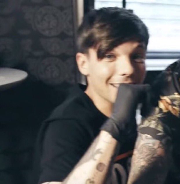 a thread of louis tomlinson beingcute as hell           what the hell
