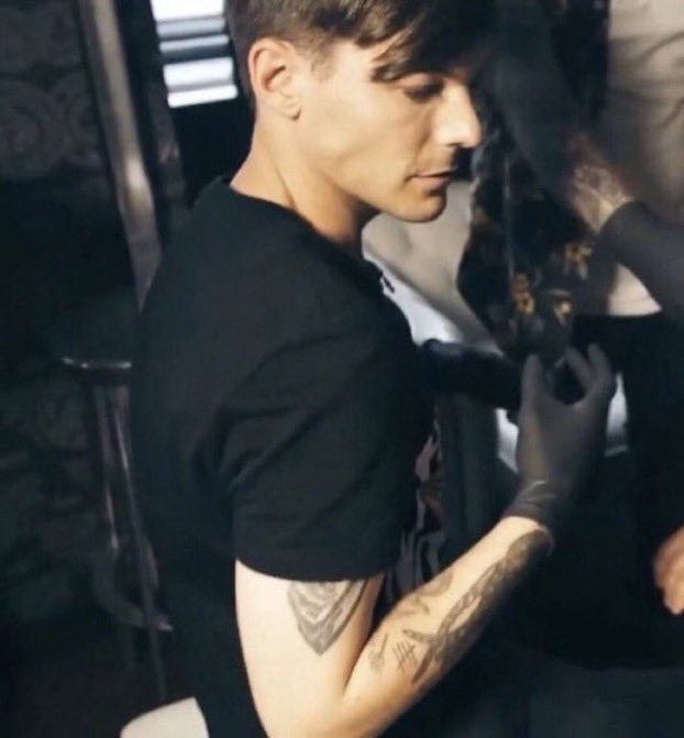 a thread of louis tomlinson beingcute as hell           what the hell