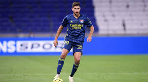 Milieux relayeurs (1/3) :Il a réussi à déloger le second du poste de sentinelle, pourtant performant et devenu valeur sûre pouvant compter sur sa polyvalence, ce qui n'était pas une mince affaire avec un niveau retrouvé dont un match mémorable contre Paris. 7/10 chacun.