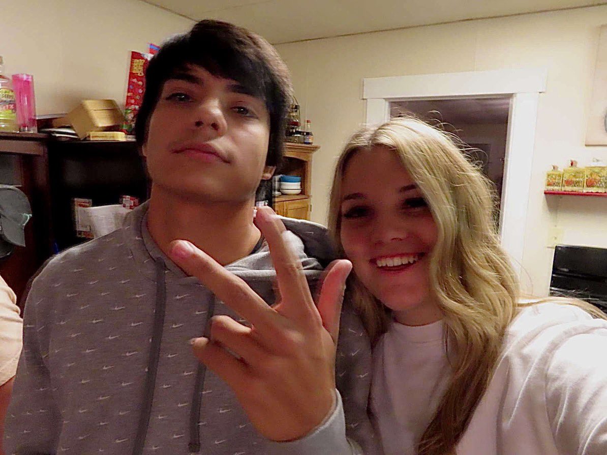 harleemarie13's tweet photo. happy birthday to one of my day 1s, thank u for always being real ♥️ No one I’d rather annoy! https://t.co/5zwRwNNb1V