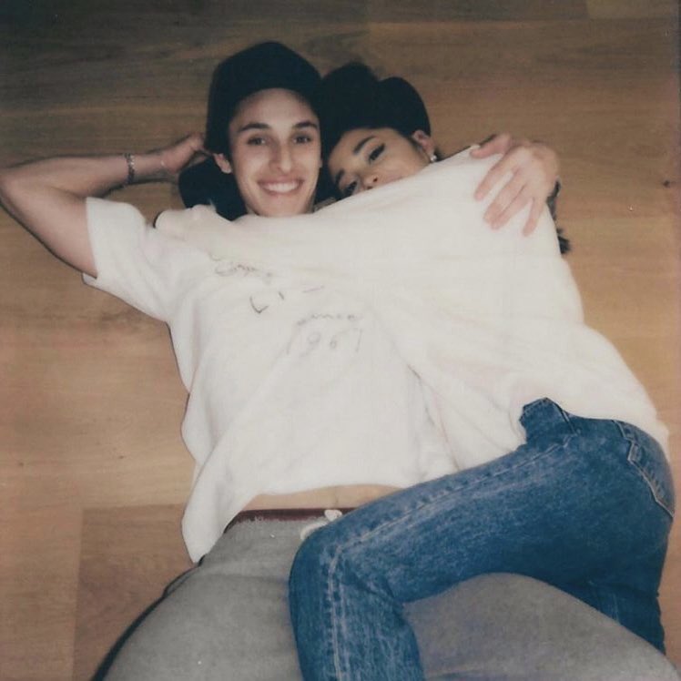 ArianaToday's tweet photo. A jeweller shares his experience with Dalton Gomez in creating Ariana’s engagement ring: “He was very, very specific about what he wanted [...] he said to me we had to incorporate a pearl into the finished piece because it is very sentimentally special [to Ariana]." 💍🤍 https://t.co/O0EjlYsOCq