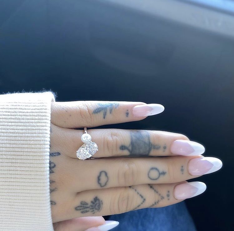 ArianaToday's tweet photo. A jeweller shares his experience with Dalton Gomez in creating Ariana’s engagement ring: “He was very, very specific about what he wanted [...] he said to me we had to incorporate a pearl into the finished piece because it is very sentimentally special [to Ariana]." 💍🤍 https://t.co/O0EjlYsOCq