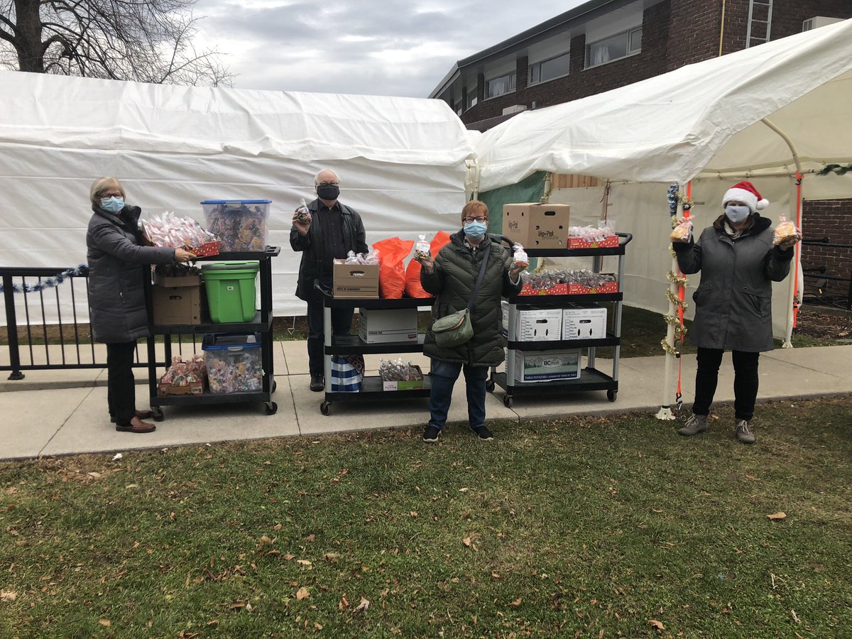 Amazing picture of the 4 Burlington Clubs Community Directors donating 800 goody bags to Wellington Square United Church for their Christmas Day Community Dinner.

They have over 1000 people registered to receive a turkey dinner.

#Rotary #ServiceAboveSelf #District7080 #BurlOn