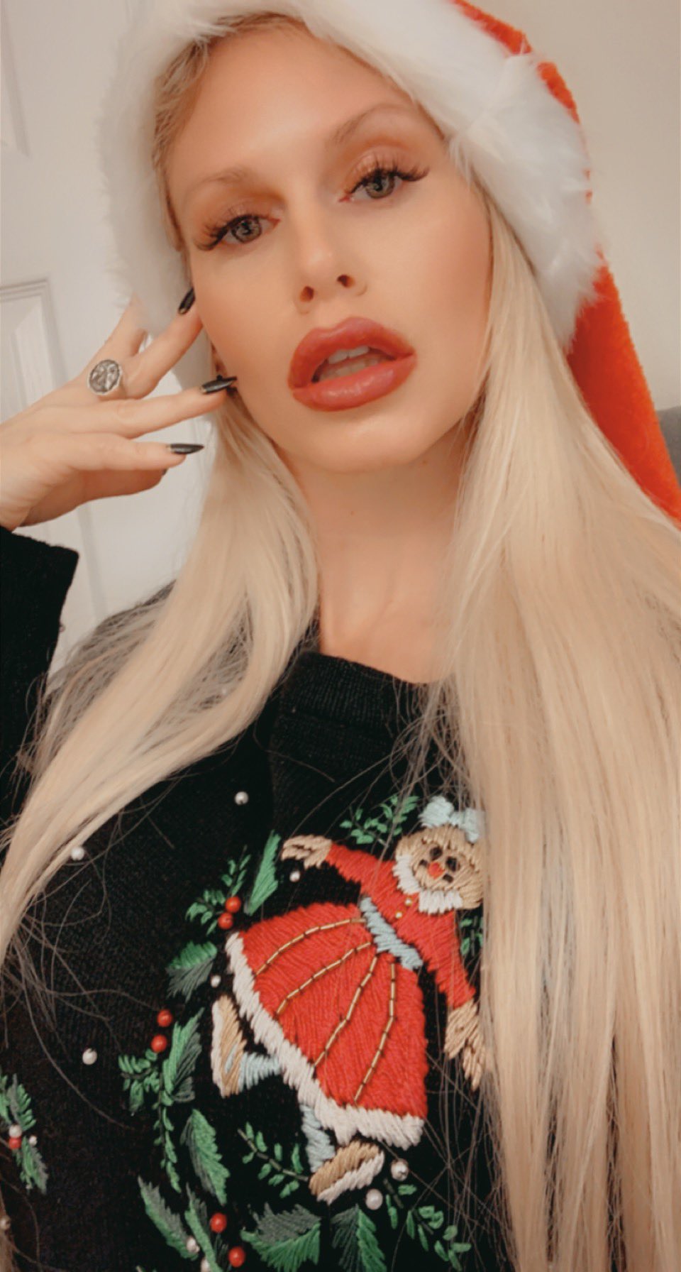 Ugly vintage Christmas sweater that I adore 🥰 check https://t.co/qmMOQXqqYE