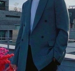 “who in kpop?” but it's actually Rowoon from SF9; a thread