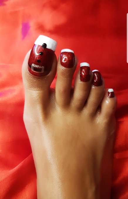 It's Christmas eve! Do you like my pedi? As per, done by me 😍🖤 . @ElitePromoFeet @rt_feet @FootParadiseRT<a href="/tag/goddess"class="tags"><span>#goddess</span></a><a href="/tag/dominatrix"class="tags"><span>#dominatrix</span></a><a href="/tag/pedi"class="tags"><span>#pedi</span></a><a href="/tag/footworship"class="tags"><span>#footworship</span></a><a href="/tag/sexyfeet"class="tags"><span>#sexyfeet</span></a>