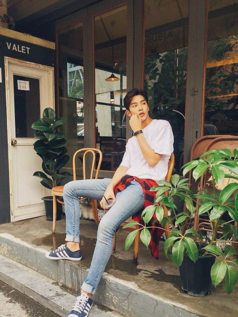 “who in kpop?” but it's actually Rowoon from SF9; a thread