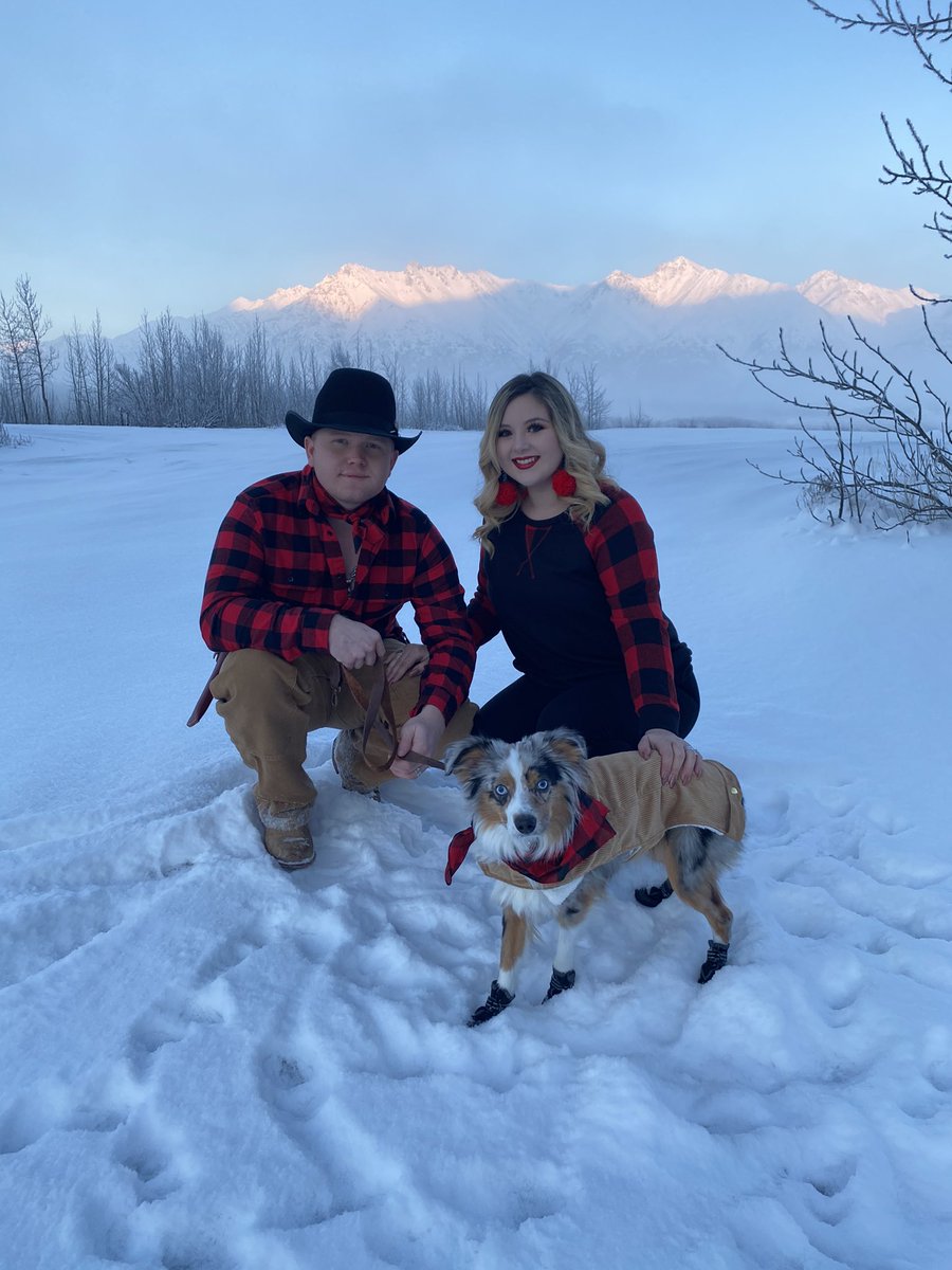 madisonjadee_'s tweet photo. Merry Christmas from the Haucks🤪🎄 https://t.co/3MxAlbXedC