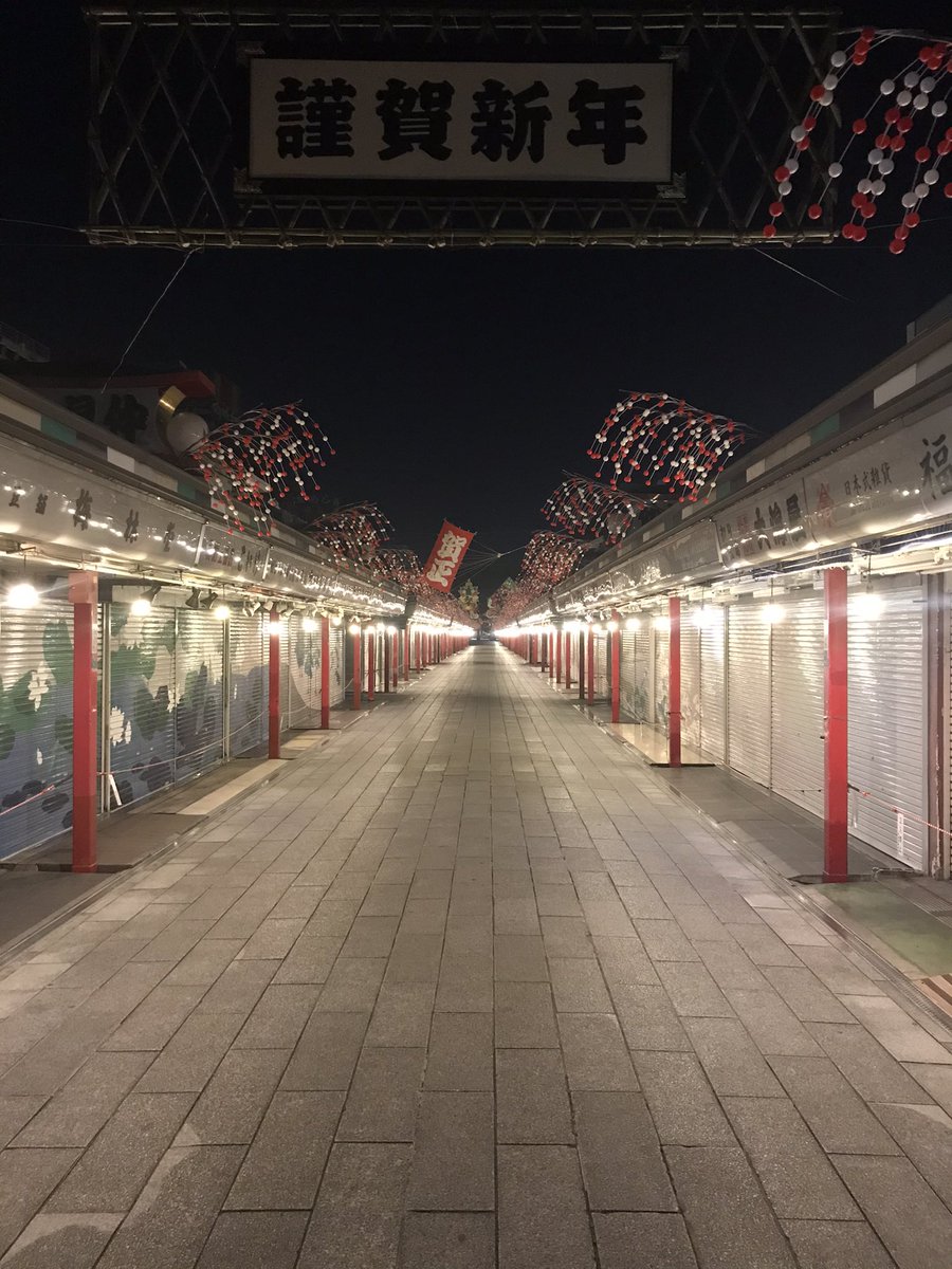 gorilla_smoking's tweet photo. 毎年仕事だったが今年はお店がないからボッチイブ…( ´Д`)y━･~~
#クリスマスイブ
#ボッチ
#浅草
#浅草寺
#仲見世通り商店街 https://t.co/2Ic2CiyCa7