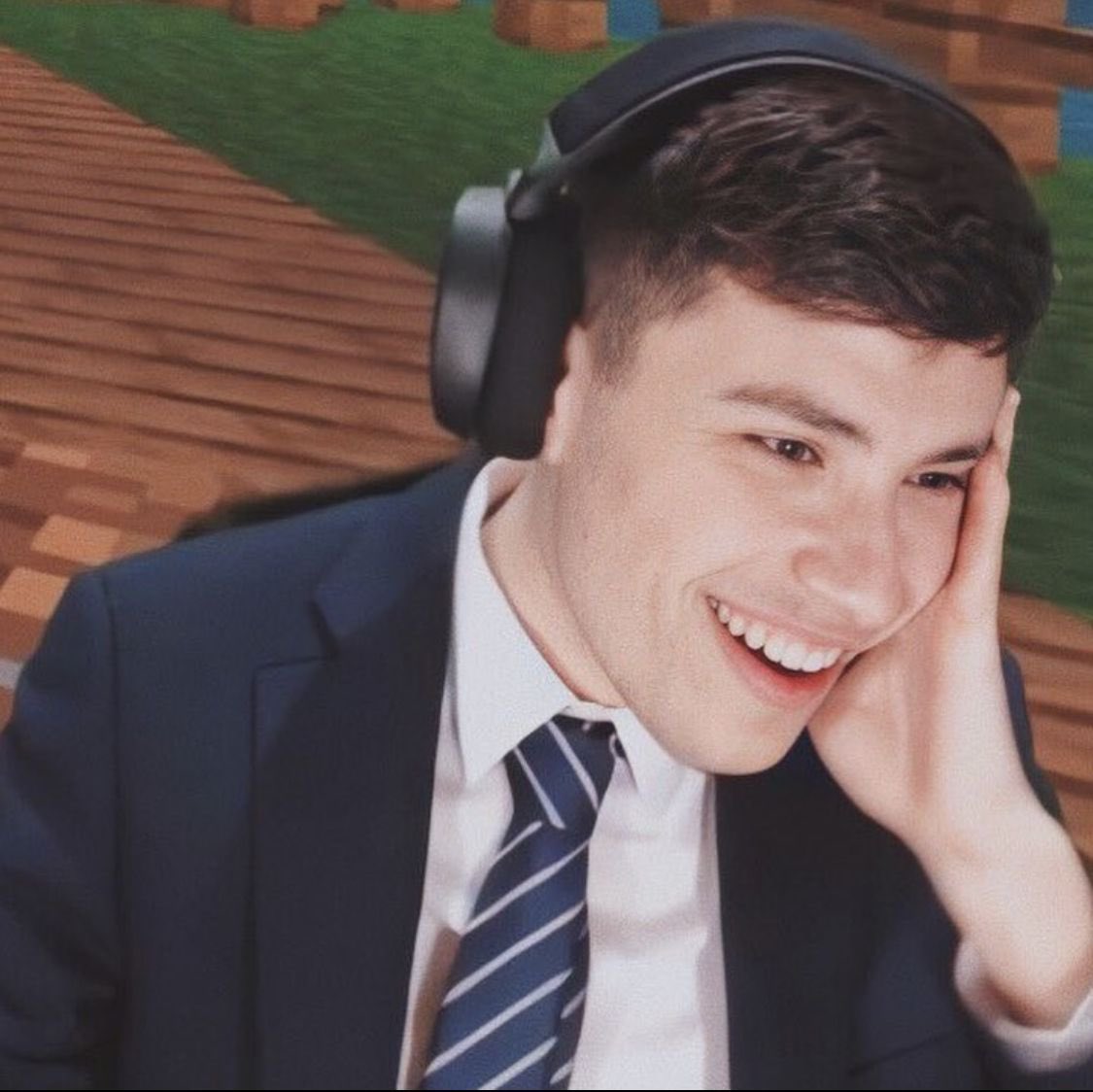 Ok guys im sorry for the gore thread, heres a real thread this time of george in a suit. /srs /safe