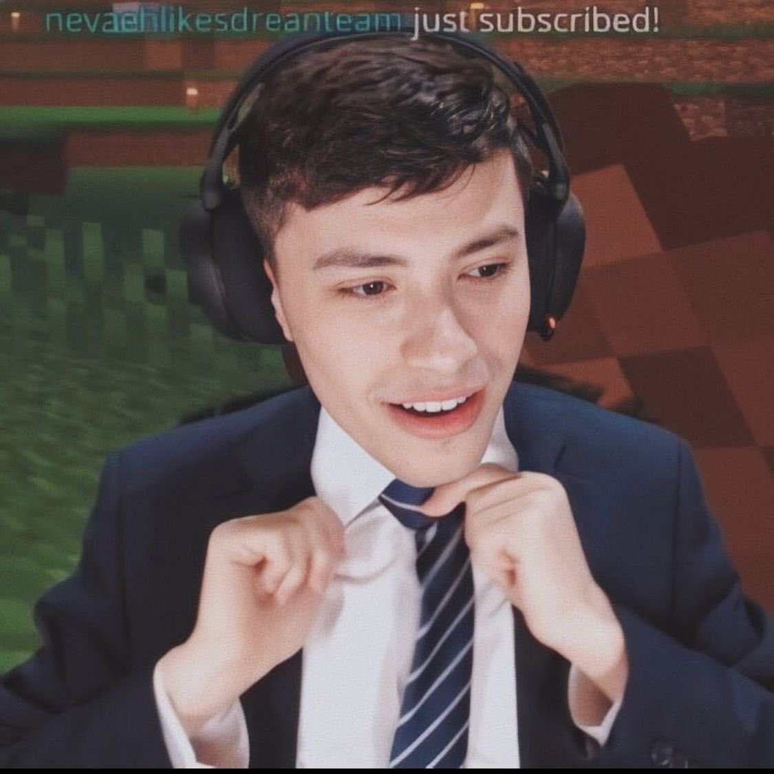 Ok guys im sorry for the gore thread, heres a real thread this time of george in a suit. /srs /safe