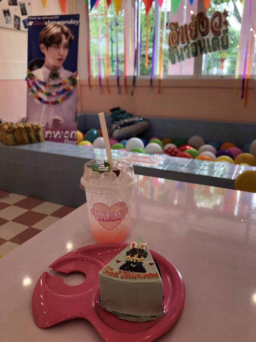 BTLUCKYGIRL's tweet photo. มาวันเกิดพี่ชินวอนกันค่า งานน่ารักมากเลย 🎉 น้ำและเค้กอร่อยมากค่า 🍰🥤 #มนต์รักลูกทุ่งพ่อหนุ่มชินวอน #HappyGodShinwonDay https://t.co/a4cY7dChYA