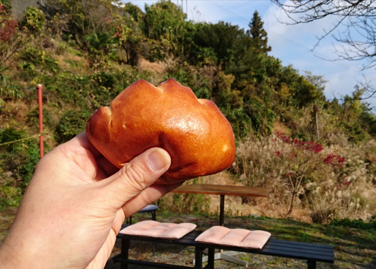 たむ吉 薪焼き石窯パン岳人 Kimino電子チケット 50 プレミアム付 使用 土曜日のみ営業の自家製天然酵母の パン屋さん 石窯焼きの香ばしい匂いに誘われ 早速焼きたての名物 クリームパン をいただいちゃいました 程よい甘さでパンの食感 たむ吉 薪焼き石窯パン岳人 Kimino電子チケット 50 プレミアム付 使用 土曜日のみ営業の自家製天然酵母の パン屋さん 石窯焼きの香ばしい匂いに誘われ 早速焼きたての名物 クリームパン をいただいちゃいました 程よい甘さでパンの食感