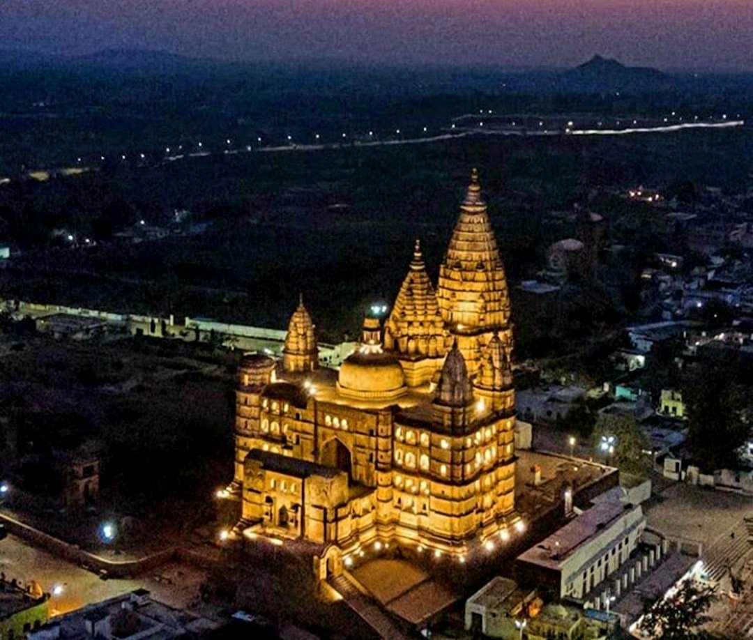 𝑪𝒉𝒂𝒕𝒖𝒓𝒃𝒉𝒖𝒋 𝑻𝒆𝒎𝒑𝒍𝒆 𝑺𝒕𝒐𝒓𝒚 : 𝑨 𝑽𝒊𝒔𝒉𝒏𝒖 𝑻𝒆𝒎𝒑𝒍𝒆Our today's story dates back to 16th century to the mighty kingdoms of Bundela. At that time Madhukar Shah was the ruler of this fairy tale land called Orchha.He was a devottee of Krishna. #talesofkrishna