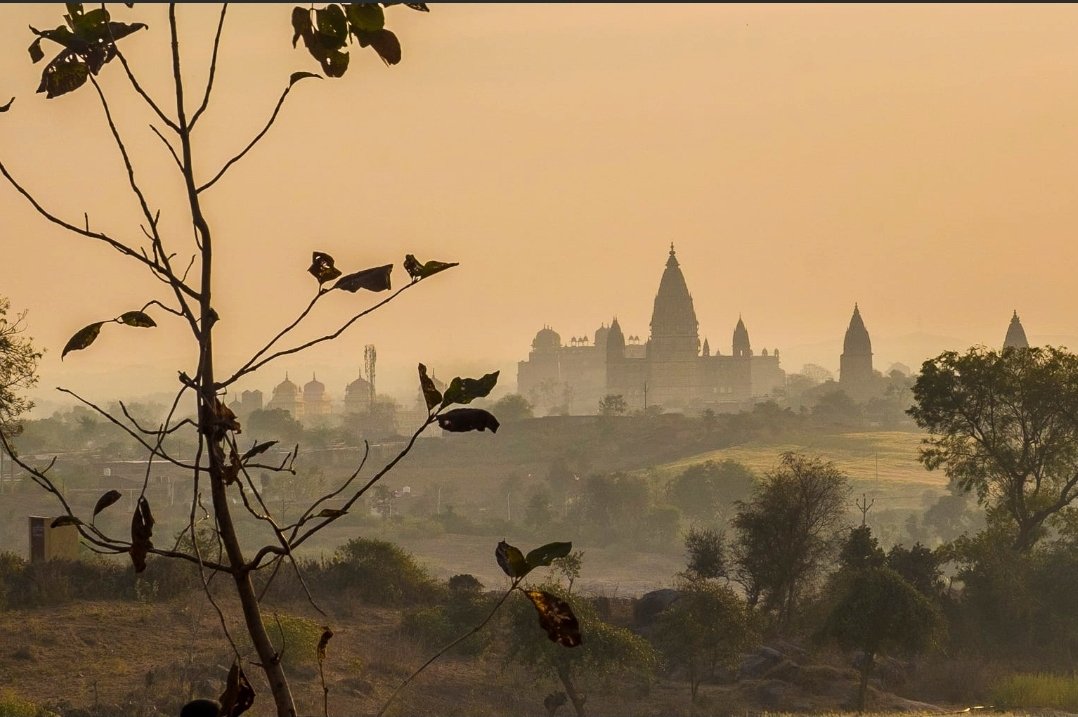 Raja had a beautiful wife name Rani Ganesh Kunwari. Though Raja was a Krishna devottee, his wife's dedication was towards Shri Ram. @vonbrauckmann @LostTemple7 @Lost_History1 #KrishnaLeela