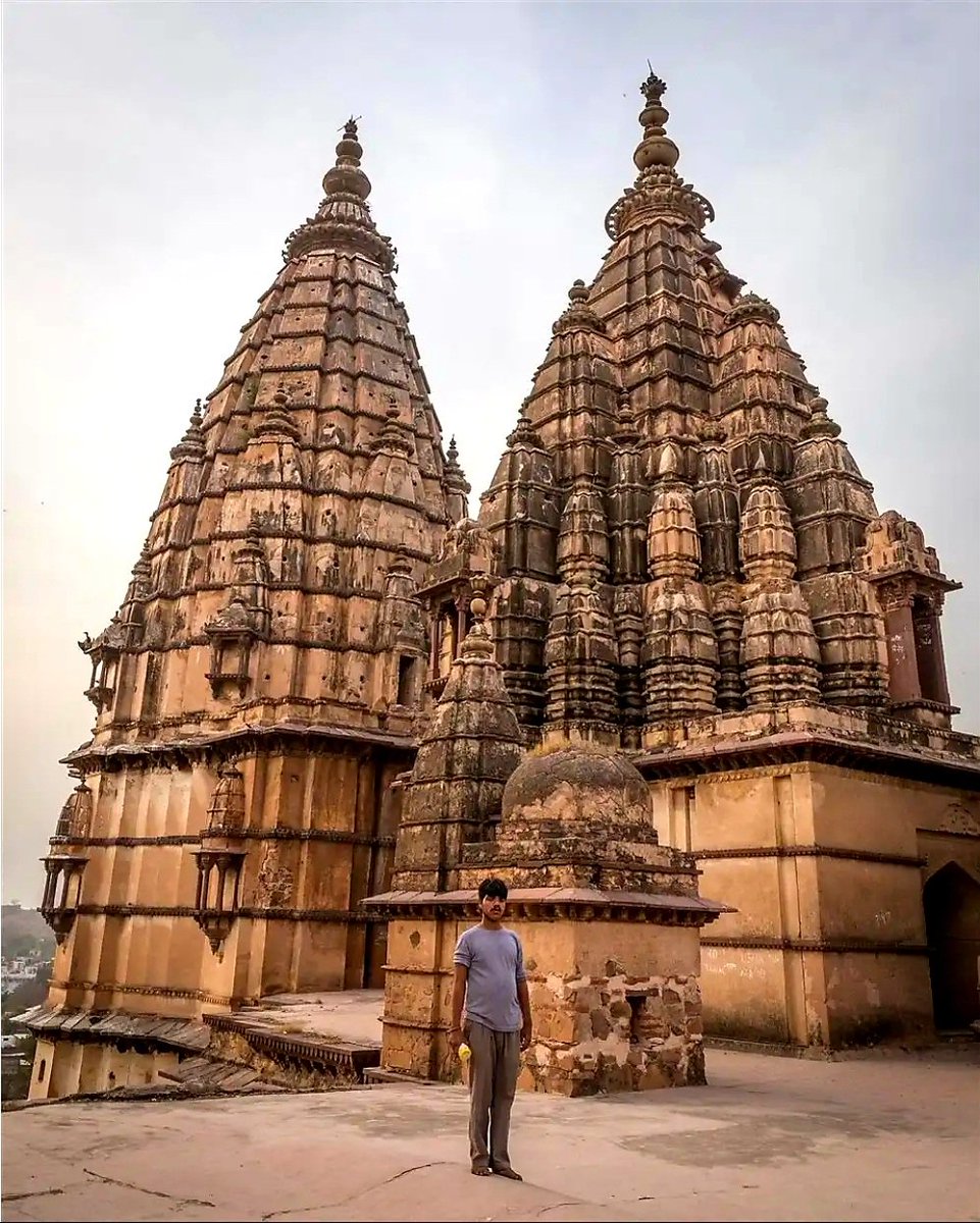 Upon her return the Chaturbhuj Temple was still under construction, hardly surprising as it’s a massive building, I suspect may have taken decades to complete. So whilst everyone waited for the temple to be completed, the idol of Rama was placed in her palace, the Rani Mahal.