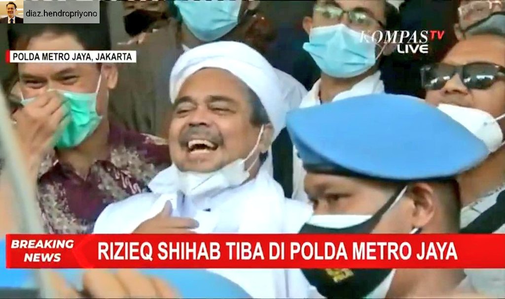 Andai dia kooperarif sejak awal, kekacauan bisa dihindari, tak perlu polisi dihalang2i saat antar surat panggilan, tak perlu tentara dicegat di Petamburan, jg 6 pengikutnya tak hrus tewas. Tp dia malah tertawa saat menyerahkan diri.