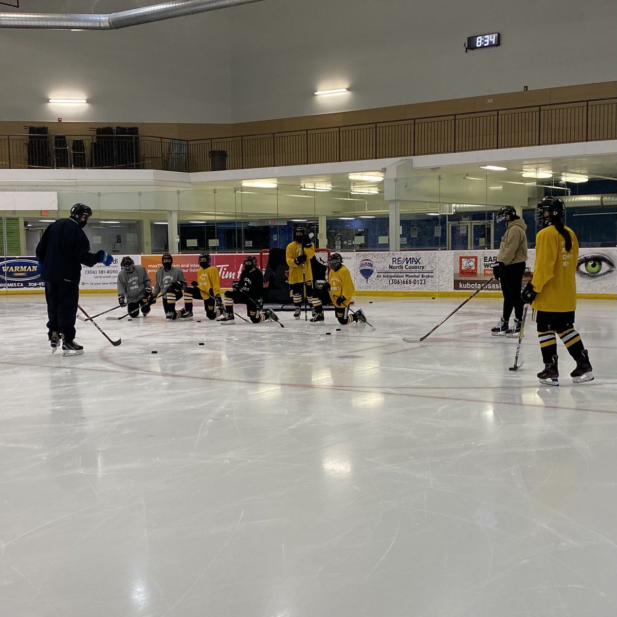 female_aa's tweet photo. How lucky are these girls to have @ScottDutertre out for a skate tonight!!  So grateful!!  #greatteacher #amazingskill https://t.co/XZ909vUuc8