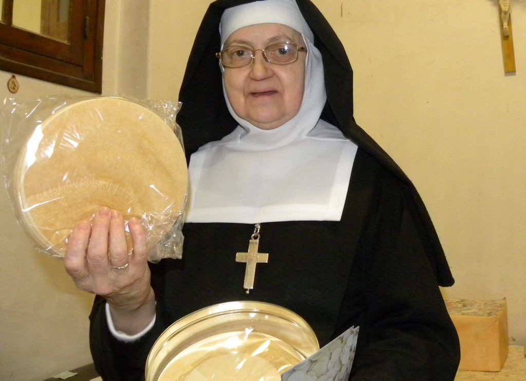 Blasphemons's tweet photo. Une bonne nouvelle pour tous les scrogneugneux trop longtemps privés de messe. Pour rattraper le temps perdu, les #hosties seront plus grosses en 2021. Il faudra juste avoir une grande bouche!
#Communion #Eucharistie #Confinement #CorpsduChrist https://t.co/rC62qE2ZvB