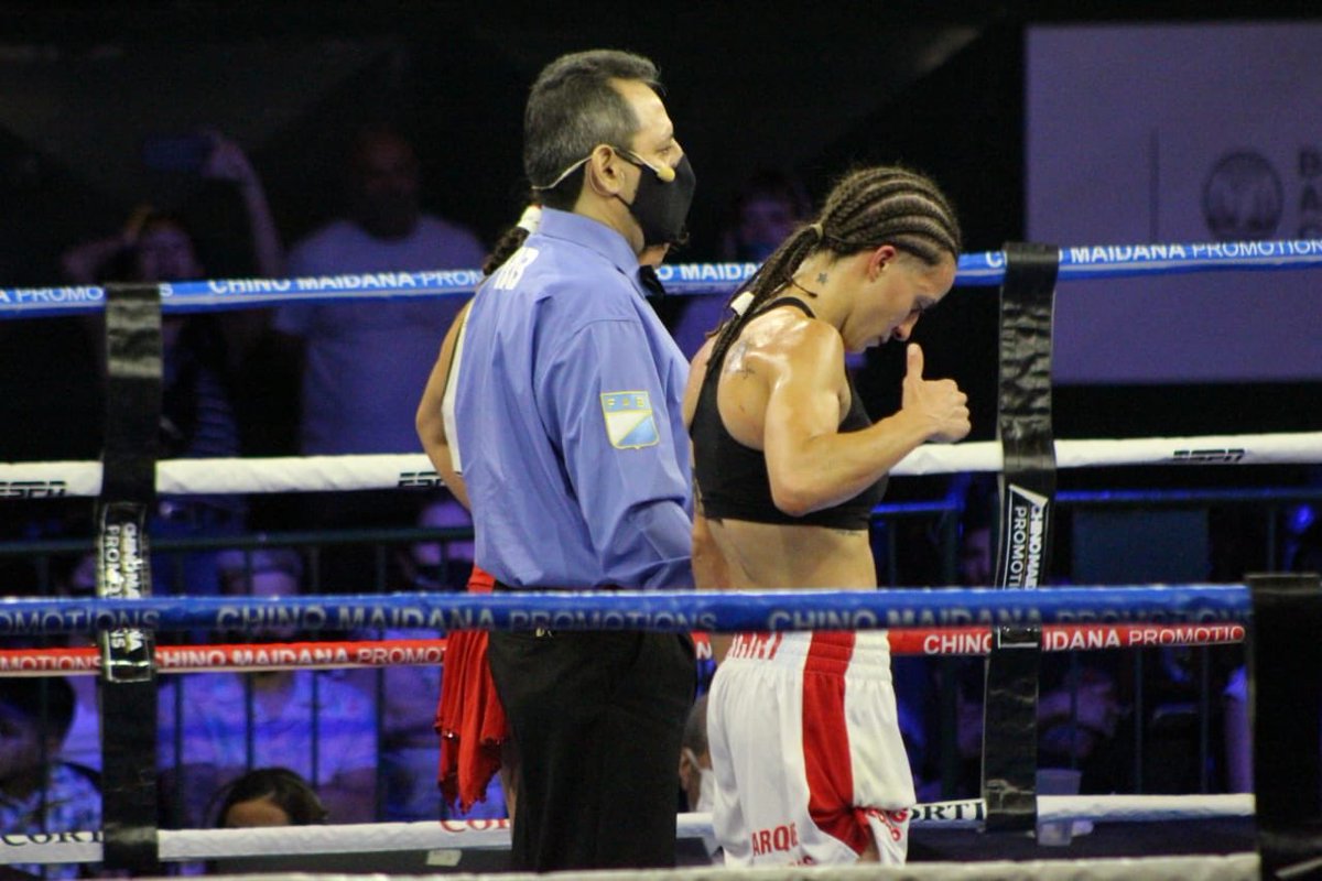 CAHuracan's tweet photo. #Huracán 🎈🥊 Carolina Ferrari triunfó en su debut como profesional 

La pugilista Quemera venció por fallo unánime a Angela Sánchez al cabo de cuatro rounds en lo que significó su primer combate profesional. 

👉 https://t.co/vcI443qldV https://t.co/Kq3djgwmDz