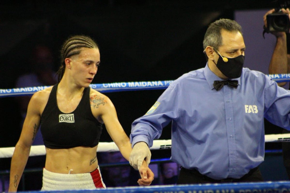 #Huracán 🎈🥊 Carolina Ferrari triunfó en su debut como profesional 

La pugilista Quemera venció por fallo unánime a Angela Sánchez al cabo de cuatro rounds en lo que significó su primer combate profesional. 

👉 cahuracan.com/2020/12/11/car…