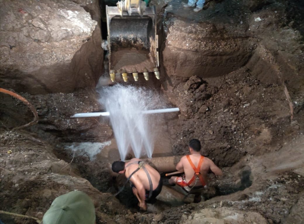 sideapa_gp's tweet image. 👷🏽‍♂️🚧 Personal del #Sideapa💧trabaja la noche de este viernes, en la reparación de un tubo roto de 10&quot;. Los trabajos se realizan en carretera a San Ignacio y calle 42. El tubo fue dañado por trascabo de una empresa particular.

Porque el agua es vital 💦trabajamos todos los días