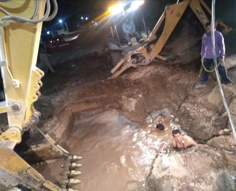 sideapa_gp's tweet image. 👷🏽‍♂️🚧 Personal del #Sideapa💧trabaja la noche de este viernes, en la reparación de un tubo roto de 10&quot;. Los trabajos se realizan en carretera a San Ignacio y calle 42. El tubo fue dañado por trascabo de una empresa particular.

Porque el agua es vital 💦trabajamos todos los días
