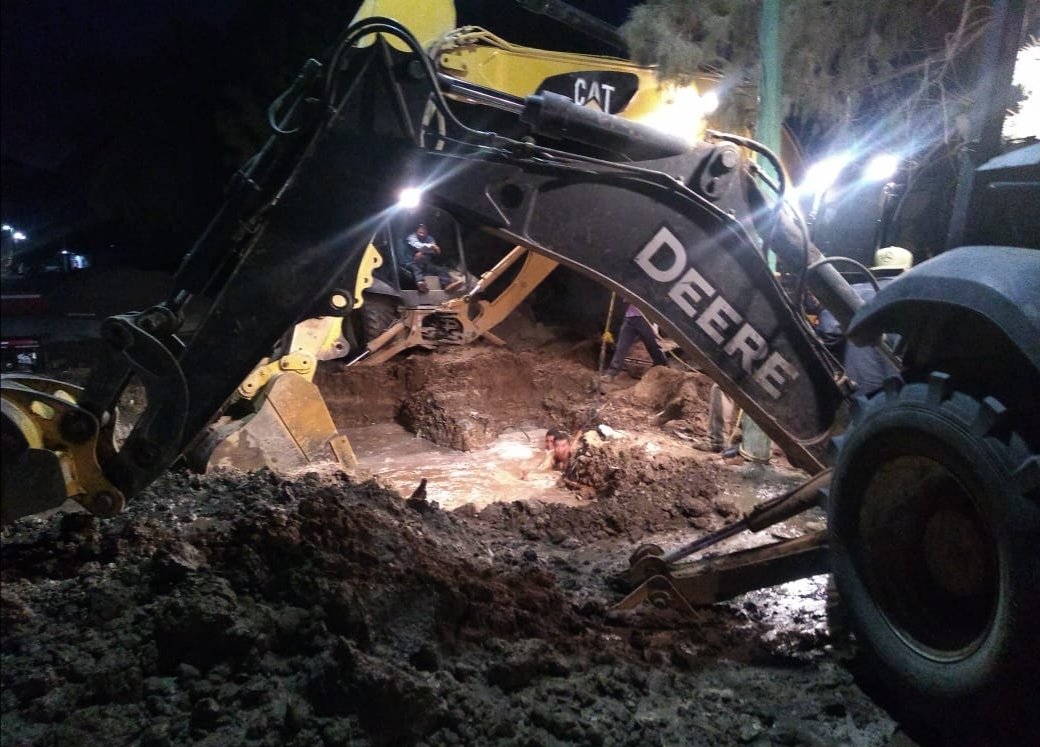 sideapa_gp's tweet image. 👷🏽‍♂️🚧 Personal del #Sideapa💧trabaja la noche de este viernes, en la reparación de un tubo roto de 10&quot;. Los trabajos se realizan en carretera a San Ignacio y calle 42. El tubo fue dañado por trascabo de una empresa particular.

Porque el agua es vital 💦trabajamos todos los días