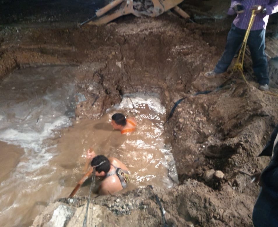 sideapa_gp's tweet image. 👷🏽‍♂️🚧 Personal del #Sideapa💧trabaja la noche de este viernes, en la reparación de un tubo roto de 10&quot;. Los trabajos se realizan en carretera a San Ignacio y calle 42. El tubo fue dañado por trascabo de una empresa particular.

Porque el agua es vital 💦trabajamos todos los días