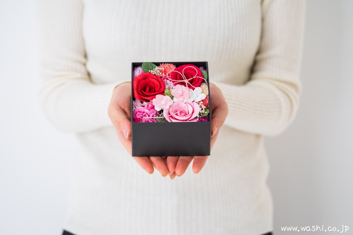 WASHI_ASAKURA's tweet photo. 【新入荷のお知らせ】
和紙の花フラワーボックスの新作・新色が入荷致しました。カラーバリエーションは全3色をラインナップ。今回新たにグリーン&ホワイトが仲間入りしました。
※詳しくはこちら
https://t.co/LDyiWPL8ur
#flowerbox #boxflower #フラワーボックス #和紙の花 #和紙製 https://t.co/cZCWMnpGkd