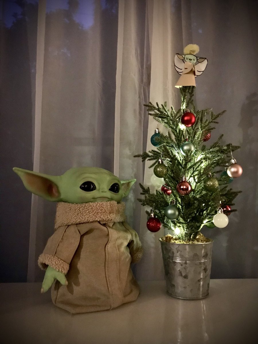 HTancre's tweet image. Mandalorian Day makes everything better! 💚 Thanks @PedroPascal1 
#BabyYoda #RepublicOfTea