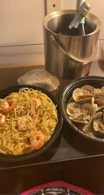 Horny and hungry 🥂🍝 Come eat dinner with me tonight. I am in New York City 🌃 😘 https://t.co/dUumInCc