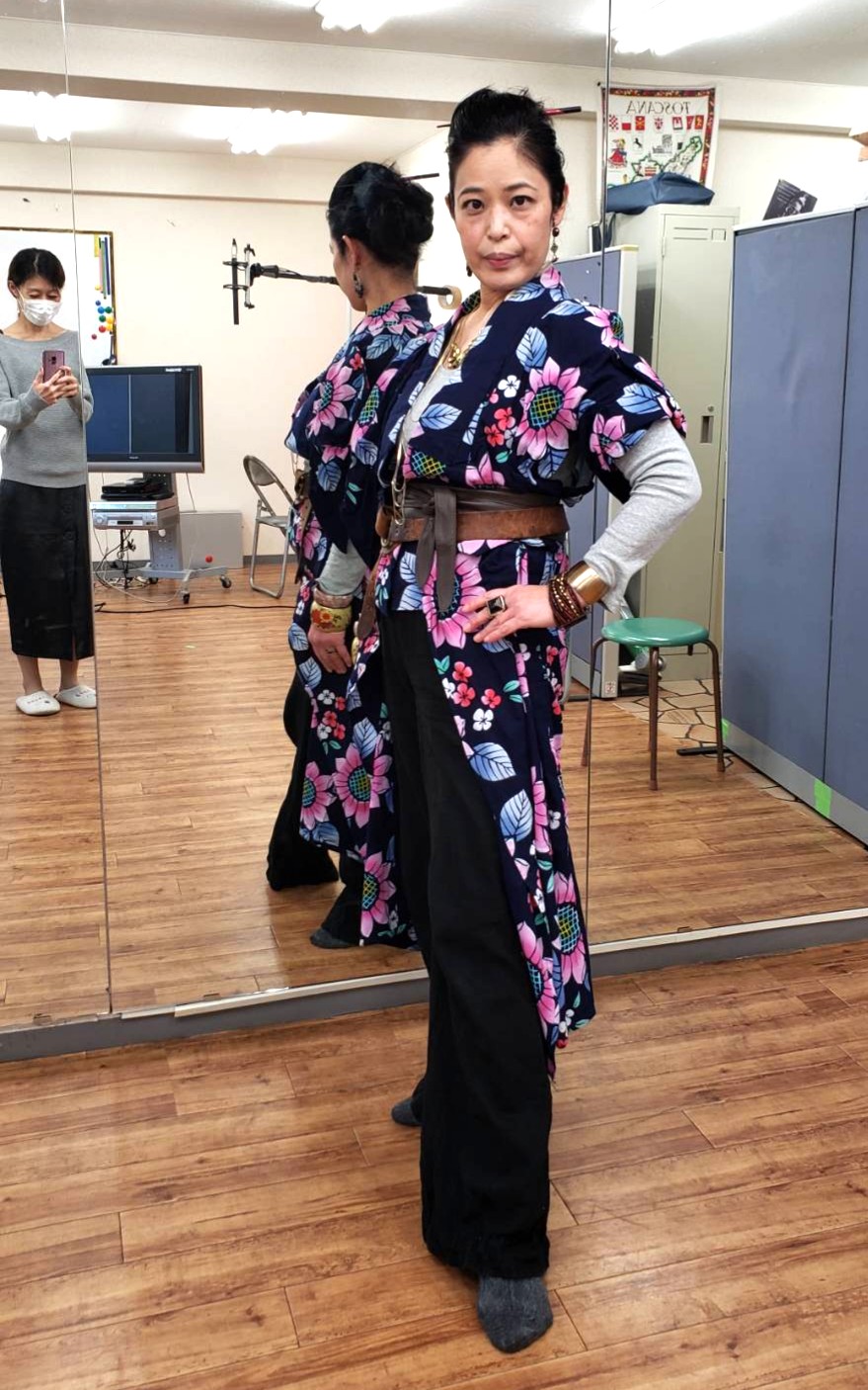 種村江津子 着物アレンジ に挑戦したくて明菜ちゃんのdesireみたいな 初心者だからカジュアルな感じからと思って浴衣に この時季に とか言わないでねぇ 子供の頃バーバが作ってくれたものなの んで着物をメインにしたかっ