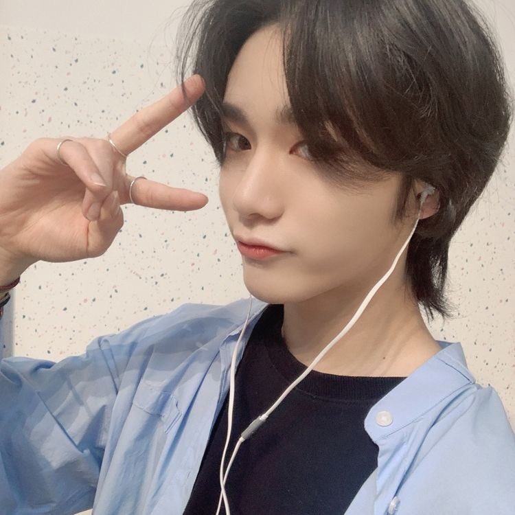 Lune (Jung Sungmin)nationality- koreanbirthday- february 27, 2000sign- piscesposition- vocalist & visual