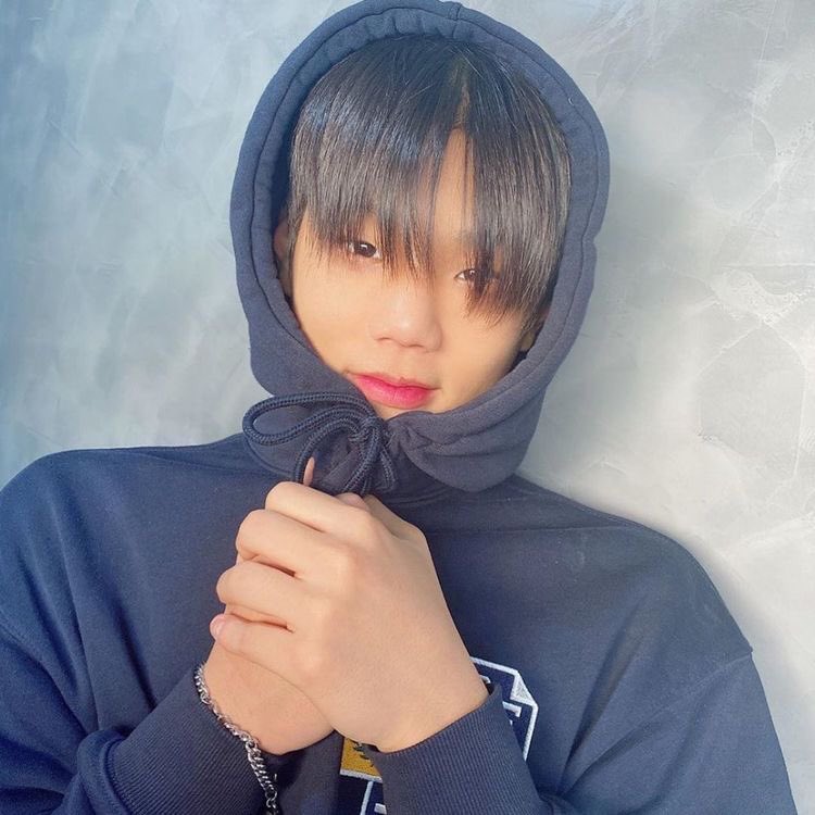 Junseo (Hwang Junseo)nationality- koreanbirthday- january 16, 2001sign- capricornposition- dancer, rapper & djing