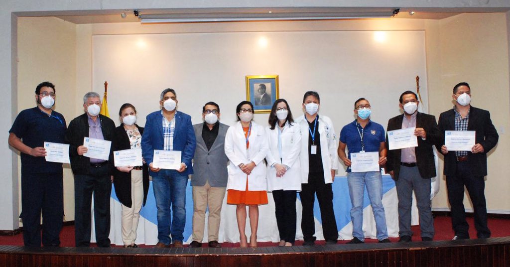 dralbertorivera's tweet photo. Y terminamos, #graciastotales al Dr. @dariogustavo77 GERENTE HCAM y al Dr.  Santiago Jacome JEFE CIRUGÍA HCAM por la oportunidad brindada.
#curso #cirugíarobótica2020 #HCAM-IESS @IESSec @EcuadorIESS https://t.co/pw2oortok1
