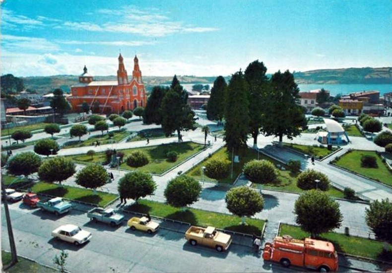 FcoDarmendrail's tweet photo. Plaza de Castro, #Chiloé, alrededor del año 1970. Autor desconocido, fuente sitio Enterreno. https://t.co/XCE7ysX670