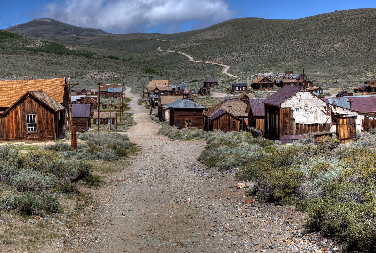 In this unregulated near-future, people have fled to the cities; urban flight is a common phenomenon when rural areas become uninhabitable, whether due to loss of jobs or environmental devastation. So the cities are choked with people of all kinds, trying to eke out a living.7/