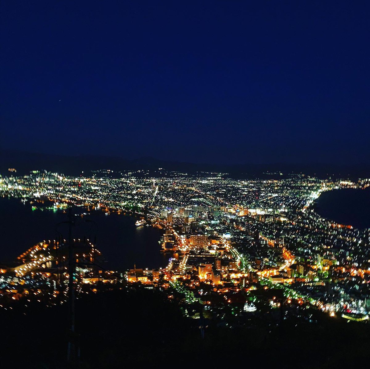 リバティ ツアーズ こんにちは 皆様は 函館といえば何を思い浮かべますか 夜景 という方も多いのではないでしょうか 夜景と昼間の眺め 同じ場所からでも違った雰囲気ですね 函館 函館山 夜景 函館旅行 名古屋 リバティツアーズ
