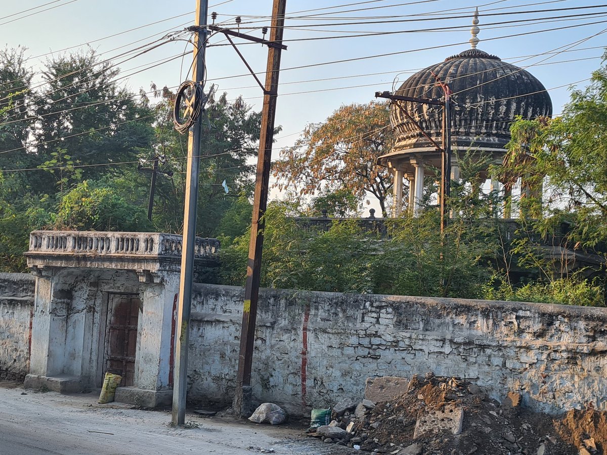 Andrew007Uk's tweet photo. Seetharambagh means The Queens Garden and here you will find Friends cafe, no better place to meet friends and explore. Opposite is a closed door leading to a private temple with an ancient stepwell in its courtyard. Hoping to access the well.
#ExploringDay
#KnowYourCity https://t.co/LHmpGWy6OQ