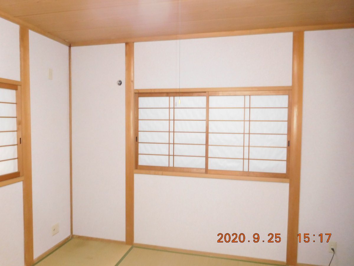 霜村工務店 和室の天井撤去後 新しい天井にやりかえ また真壁のじゅらく壁の部分を砂壁に塗替えの工事です 新しい天井材 は南海プライウッドの目透かし天井の特選中里で仕上げました 砂壁は旧壁メクリ 灰汁止め後 四国化成の砂王で左官工事です 最後