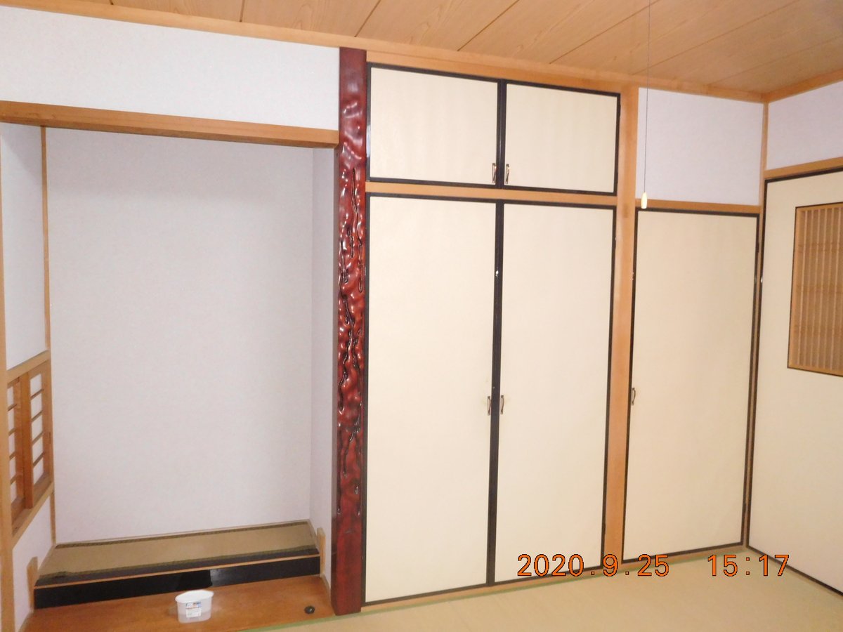 霜村工務店 和室の天井撤去後 新しい天井にやりかえ また真壁のじゅらく壁の部分を砂壁に塗替えの工事です 新しい天井材は 南海プライウッドの目透かし天井の特選中里で仕上げました 砂壁は旧壁メクリ 灰汁止め後 四国化成の砂王で左官工事です 最後