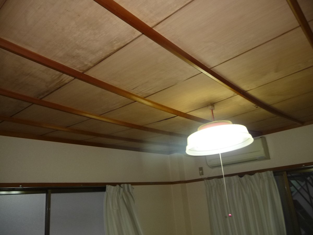 霜村工務店 和室の天井撤去後 新しい天井にやりかえ また真壁のじゅらく壁の部分を砂壁に塗替えの工事です 新しい天井材 は南海プライウッドの目透かし天井の特選中里で仕上げました 砂壁は旧壁メクリ 灰汁止め後 四国化成の砂王で左官工事です 最後