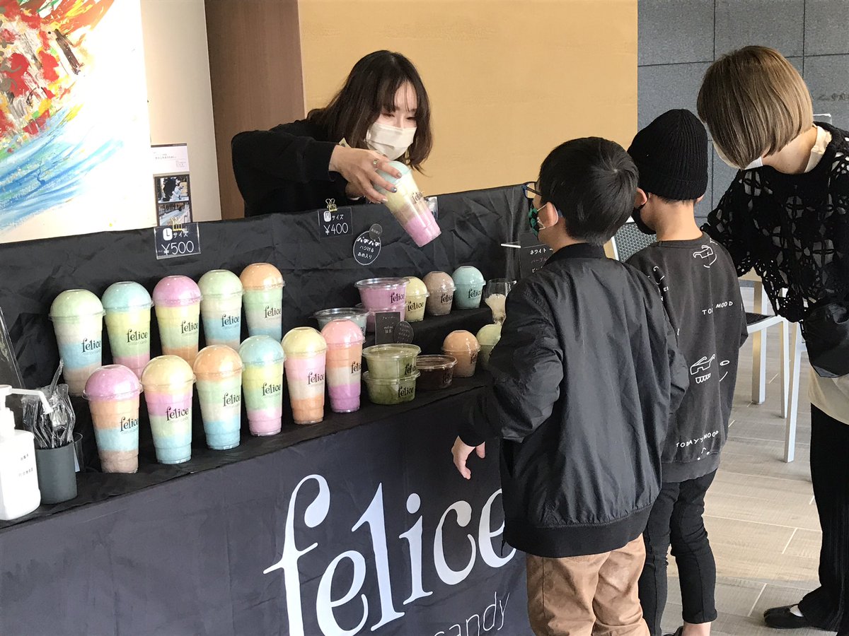 中津市歴史博物館 11 00開催のクリスマスマルシェ 賑わってますー まずはフードを紹介 華林茶房 の琥珀糖クリスマスソーダは本日限定です ツリーや など いろんなクリスマスモチーフの琥珀糖がかわいいっ ちるぱん のパンや Felice の