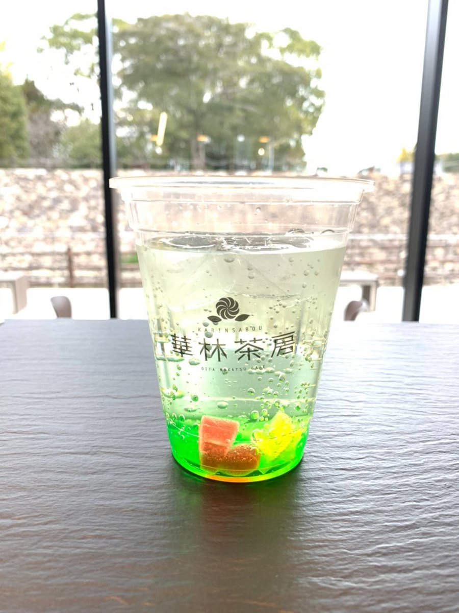 中津市歴史博物館 11 00開催のクリスマスマルシェ 賑わってますー まずはフードを紹介 華林茶房 の琥珀糖クリスマスソーダは本日限定です ツリーや など いろんなクリスマスモチーフの琥珀糖がかわいいっ ちるぱん のパンや Felice の