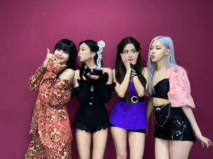Tae_kingofGucci's tweet photo. Ayooo blinks  semangat💪💪💪 vote jangan pada malas 
Voting for #QuaranteamBLACKPINK in #TheLockdownAwards on @livexlive https://t.co/PSWqNtWfMy